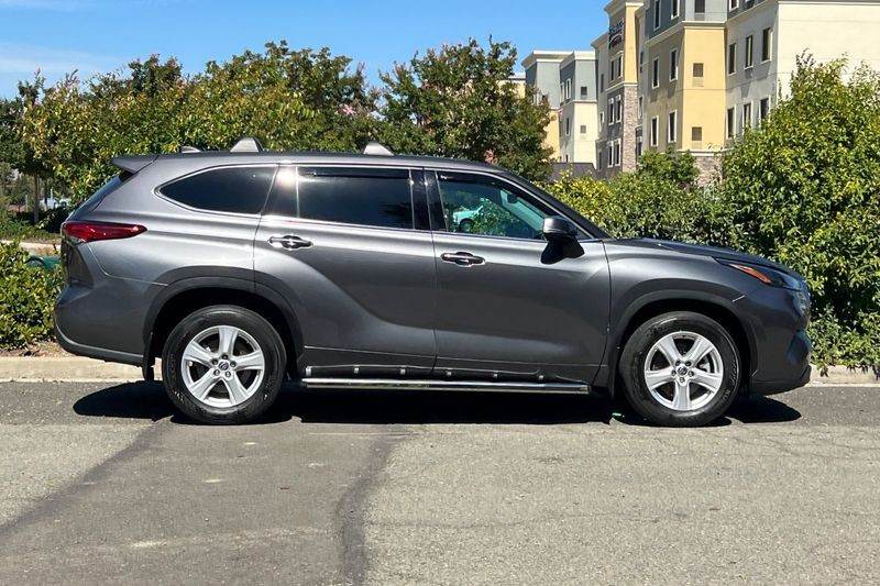 Toyota Highlander Vehicle Full-screen Gallery Image 02