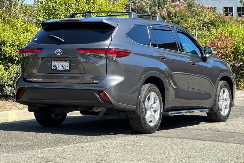Toyota Highlander Vehicle Full-screen Gallery Image 03