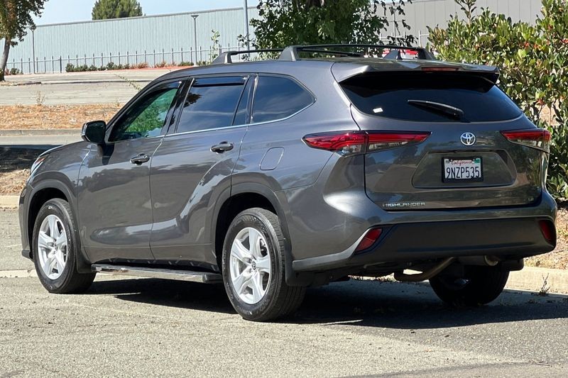 Toyota Highlander Vehicle Full-screen Gallery Image 05