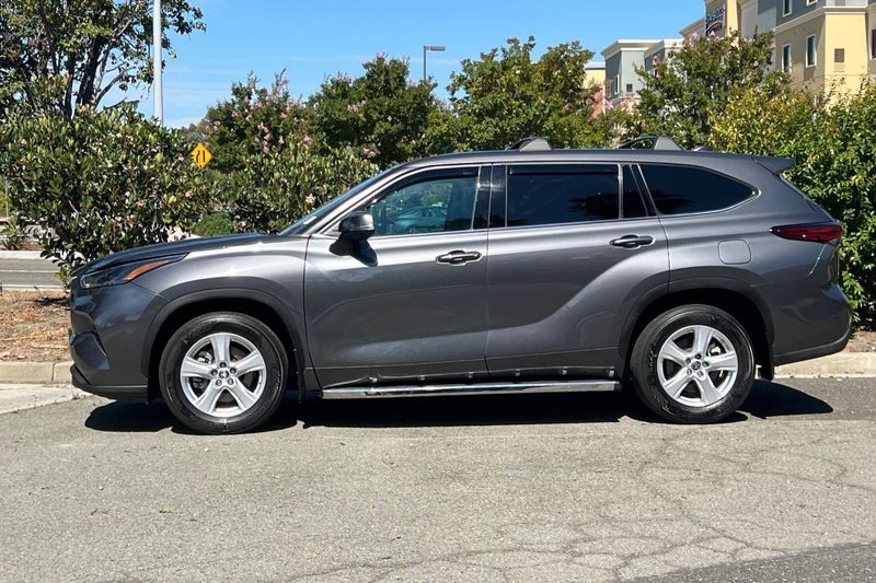 Toyota Highlander Vehicle Full-screen Gallery Image 07