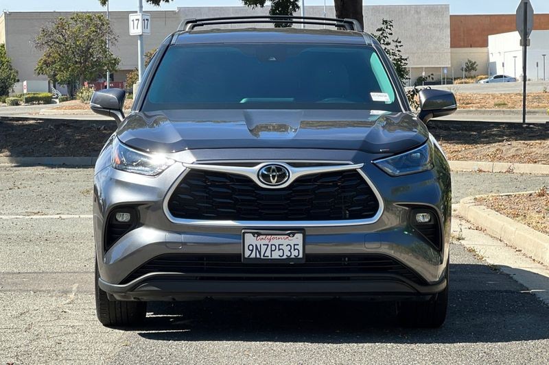 Toyota Highlander Vehicle Full-screen Gallery Image 09
