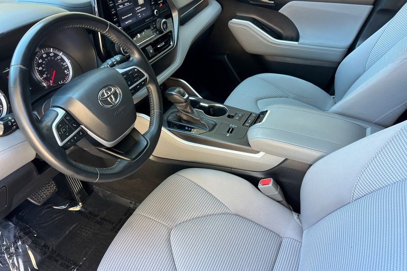 Toyota Highlander Vehicle Full-screen Gallery Image 10
