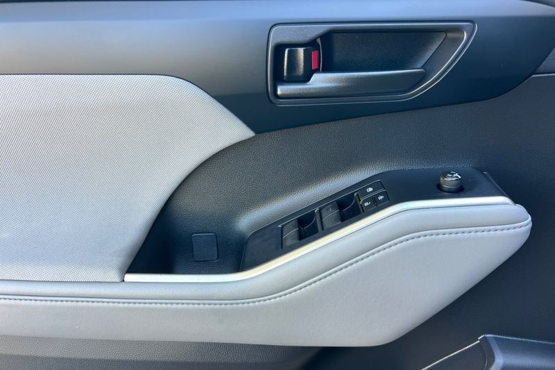 Toyota Highlander Vehicle Full-screen Gallery Image 11