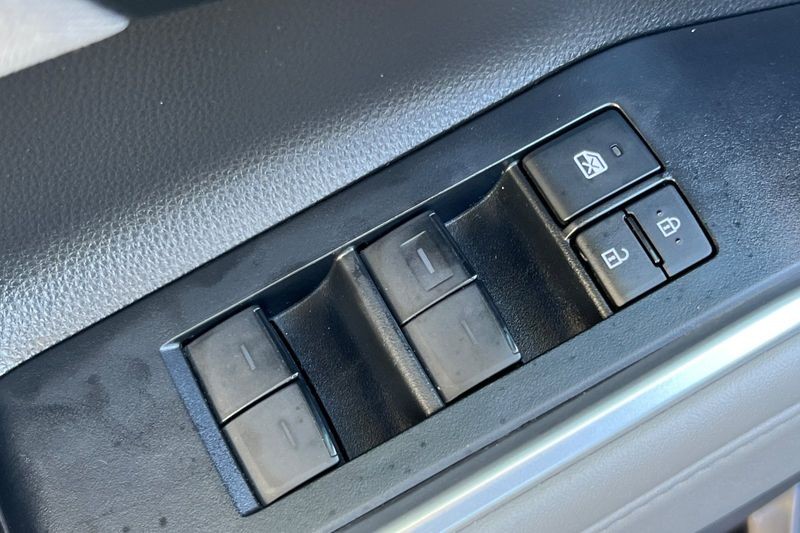 Toyota Highlander Vehicle Full-screen Gallery Image 12
