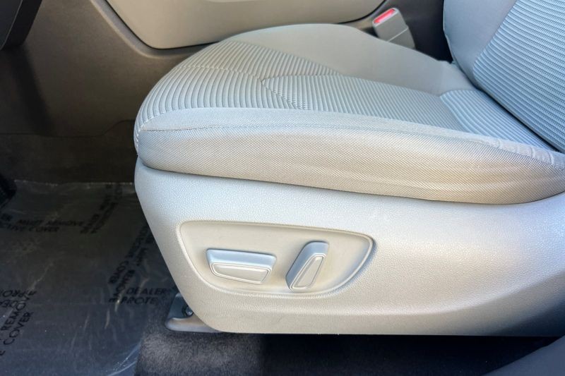 Toyota Highlander Vehicle Full-screen Gallery Image 13