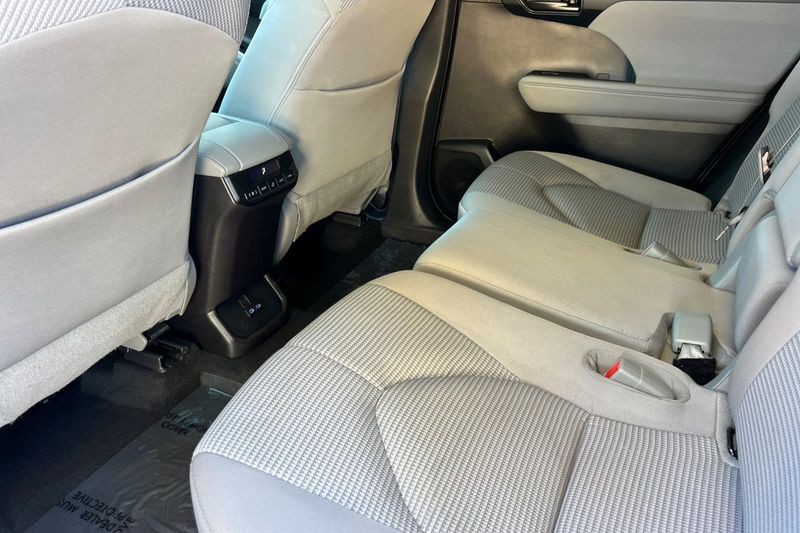 Toyota Highlander Vehicle Full-screen Gallery Image 14