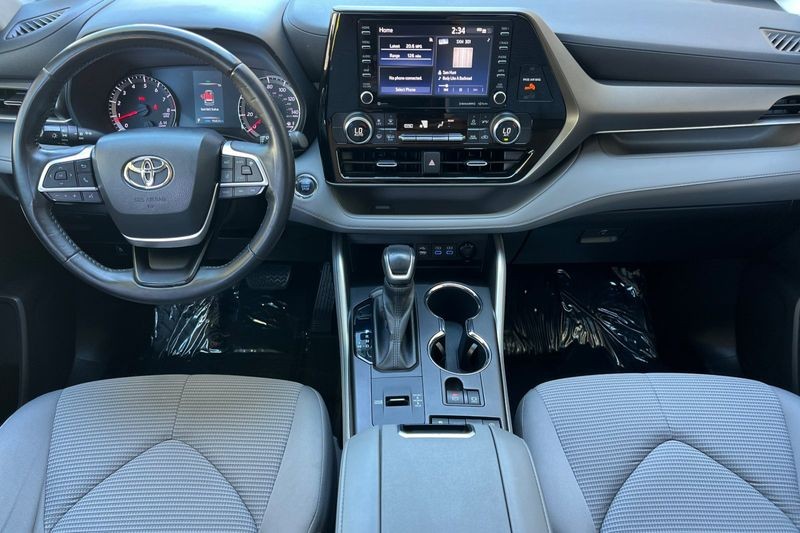 Toyota Highlander Vehicle Full-screen Gallery Image 15