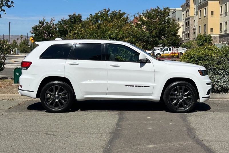 Jeep Grand Cherokee Vehicle Full-screen Gallery Image 02