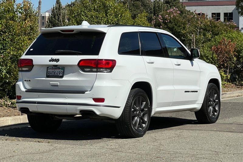 Jeep Grand Cherokee Vehicle Full-screen Gallery Image 03