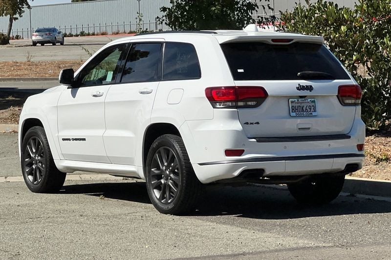 Jeep Grand Cherokee Vehicle Full-screen Gallery Image 05
