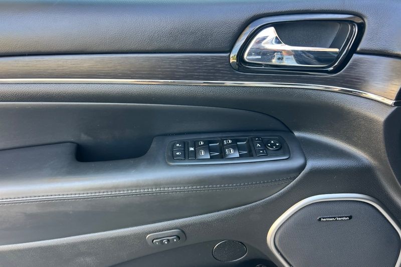 Jeep Grand Cherokee Vehicle Full-screen Gallery Image 11