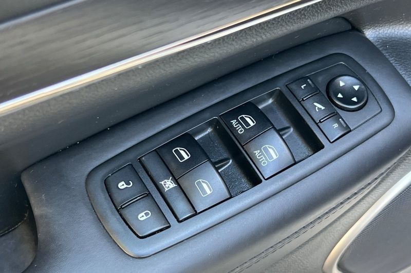 Jeep Grand Cherokee Vehicle Full-screen Gallery Image 12