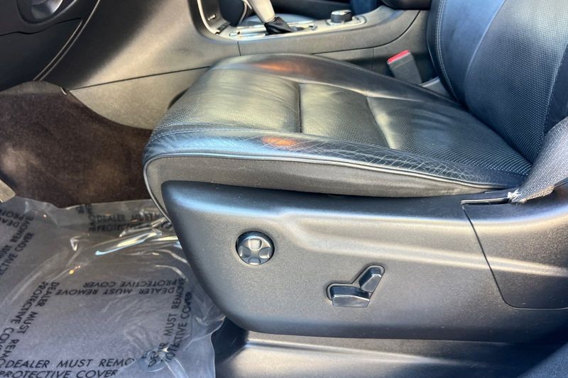Jeep Grand Cherokee Vehicle Full-screen Gallery Image 13