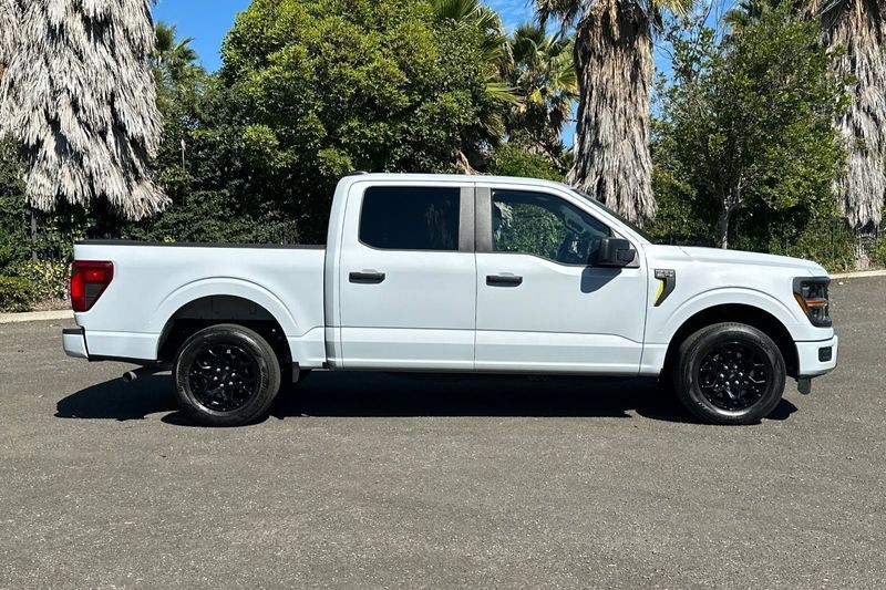 Ford F-150 Vehicle Full-screen Gallery Image 02