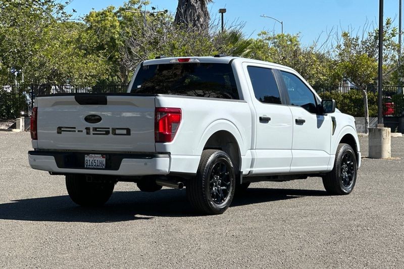 Ford F-150 Vehicle Full-screen Gallery Image 03