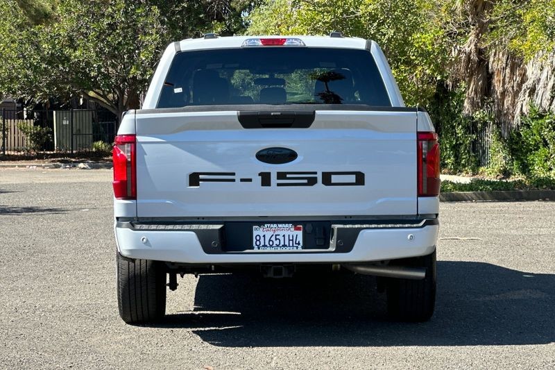 Ford F-150 Vehicle Full-screen Gallery Image 04