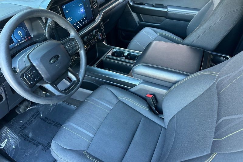 Ford F-150 Vehicle Full-screen Gallery Image 10