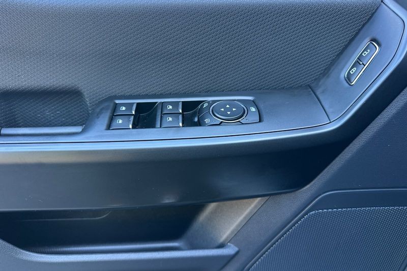 Ford F-150 Vehicle Full-screen Gallery Image 11