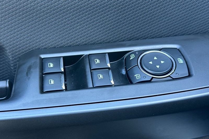 Ford F-150 Vehicle Full-screen Gallery Image 12
