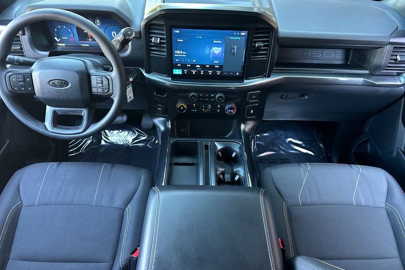 Ford F-150 Vehicle Full-screen Gallery Image 15