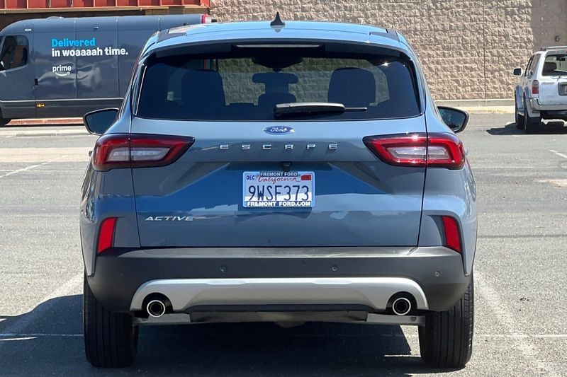 Ford Escape Vehicle Full-screen Gallery Image 04
