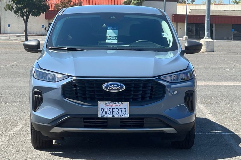 Ford Escape Vehicle Full-screen Gallery Image 09