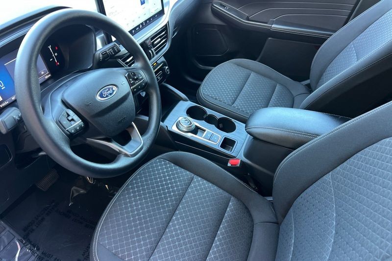 Ford Escape Vehicle Full-screen Gallery Image 10