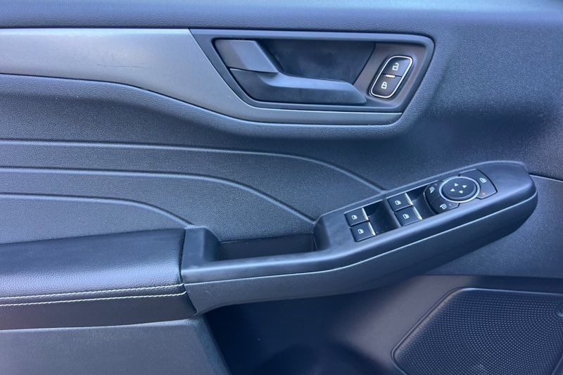 Ford Escape Vehicle Full-screen Gallery Image 11