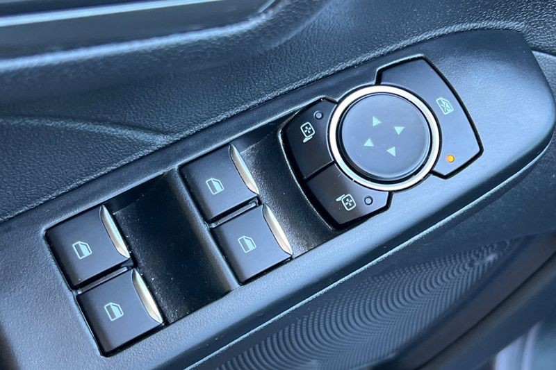 Ford Escape Vehicle Full-screen Gallery Image 12