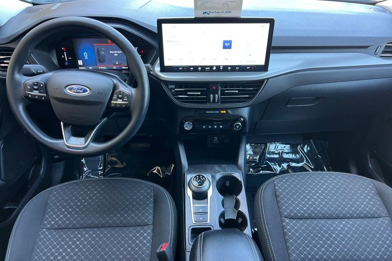 Ford Escape Vehicle Full-screen Gallery Image 15