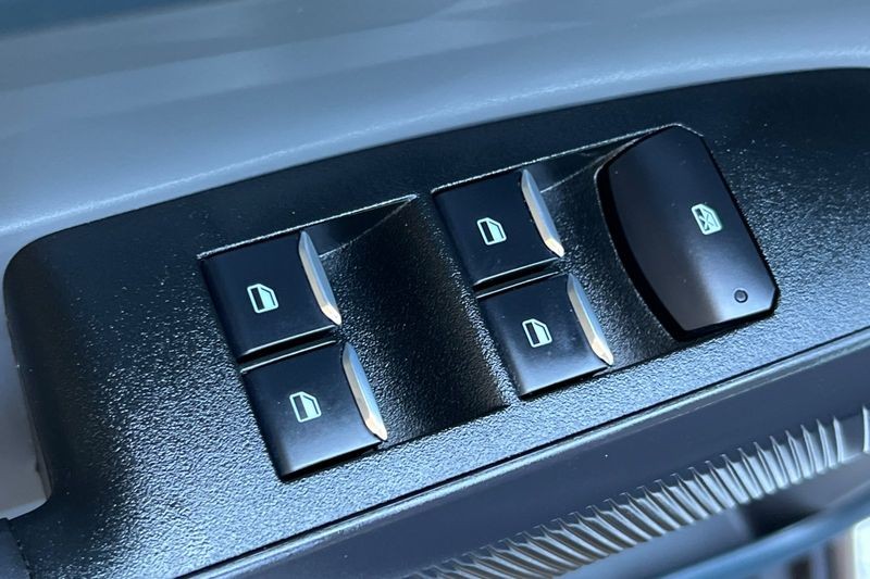 Ford Maverick Vehicle Full-screen Gallery Image 12