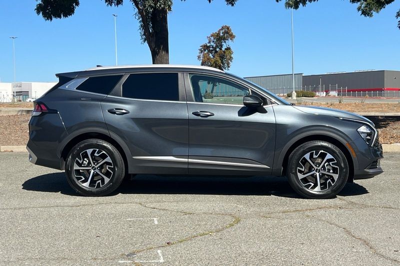 Kia Sportage Hybrid Vehicle Full-screen Gallery Image 02
