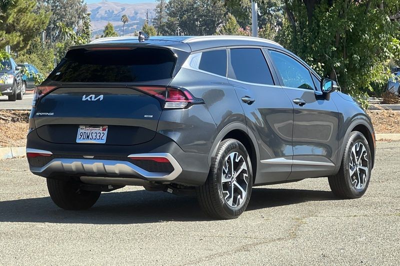 Kia Sportage Hybrid Vehicle Full-screen Gallery Image 03