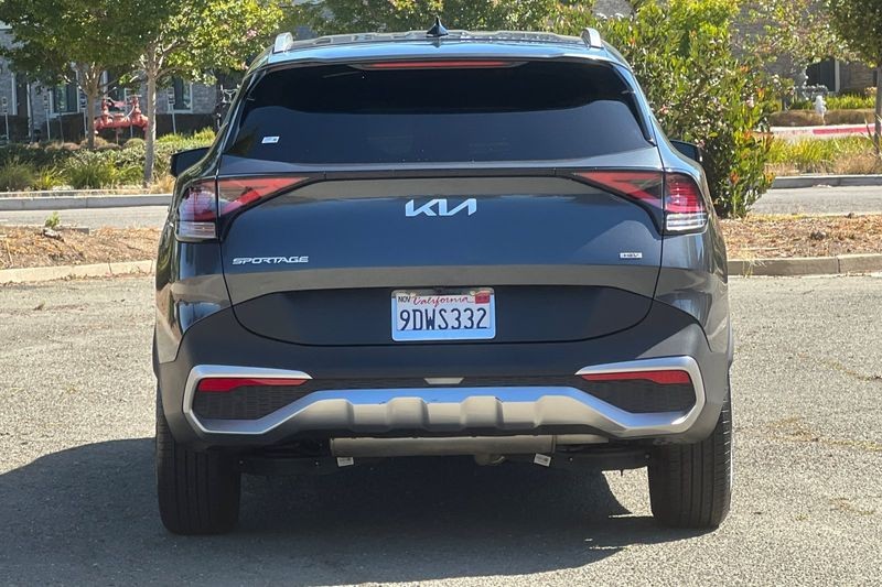 Kia Sportage Hybrid Vehicle Full-screen Gallery Image 04