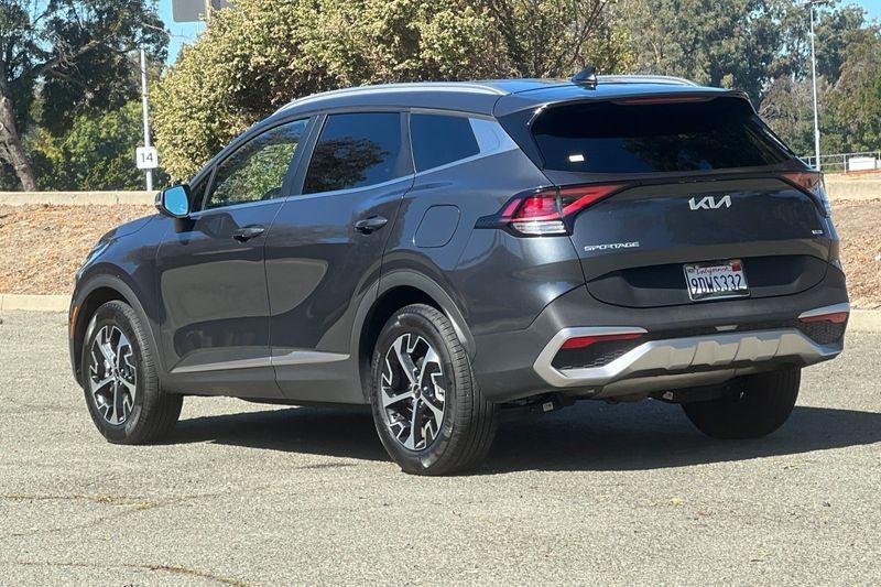 Kia Sportage Hybrid Vehicle Full-screen Gallery Image 05