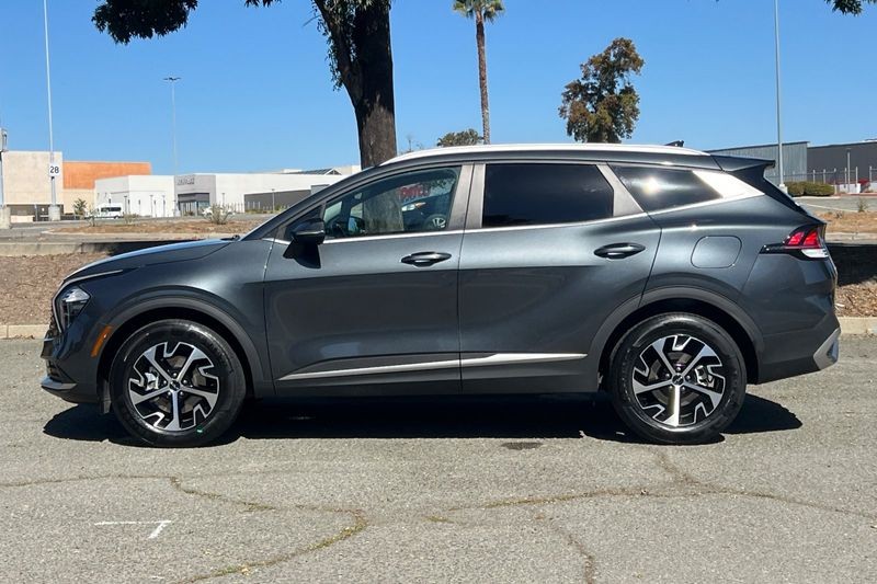 Kia Sportage Hybrid Vehicle Full-screen Gallery Image 06
