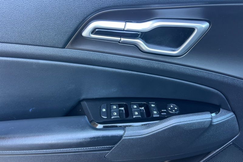 Kia Sportage Hybrid Vehicle Full-screen Gallery Image 10
