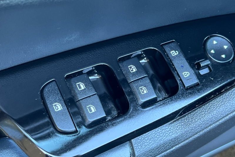 Kia Sportage Hybrid Vehicle Full-screen Gallery Image 11