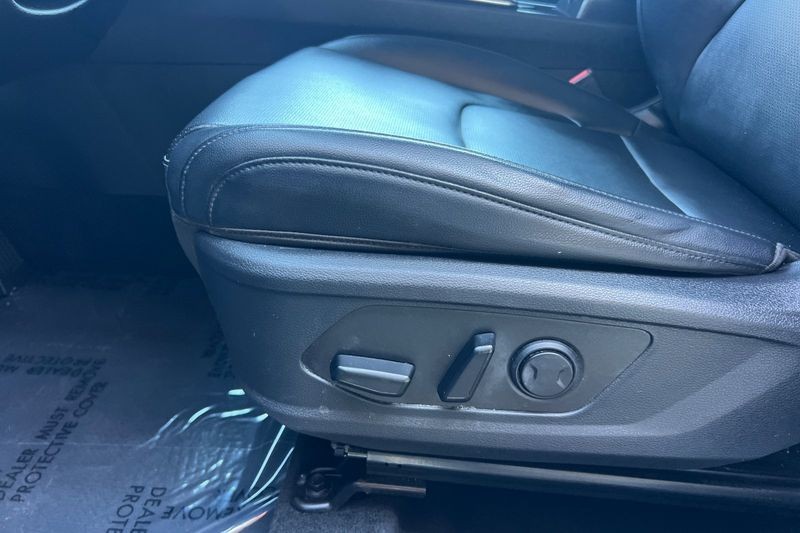 Kia Sportage Hybrid Vehicle Full-screen Gallery Image 12