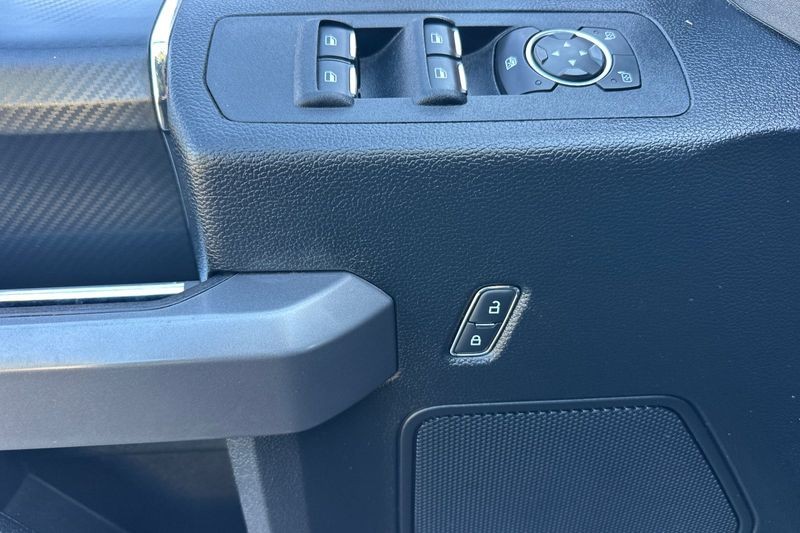 Ford F-150 Vehicle Full-screen Gallery Image 11