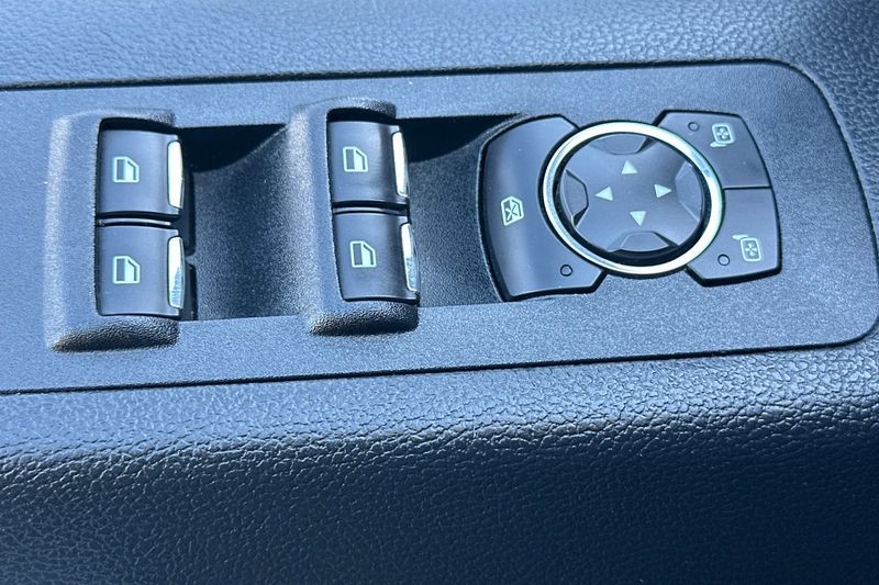 Ford F-150 Vehicle Full-screen Gallery Image 12