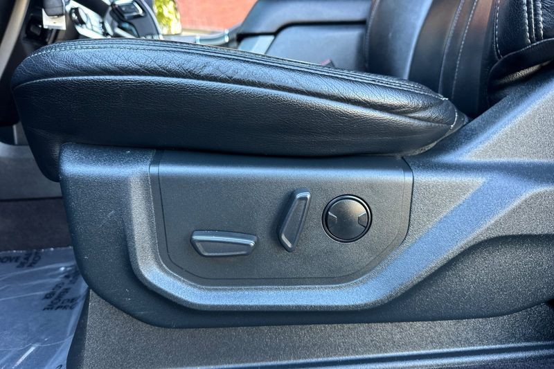 Ford F-150 Vehicle Full-screen Gallery Image 13