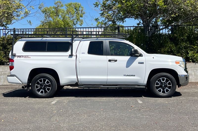 Toyota Tundra Vehicle Full-screen Gallery Image 02