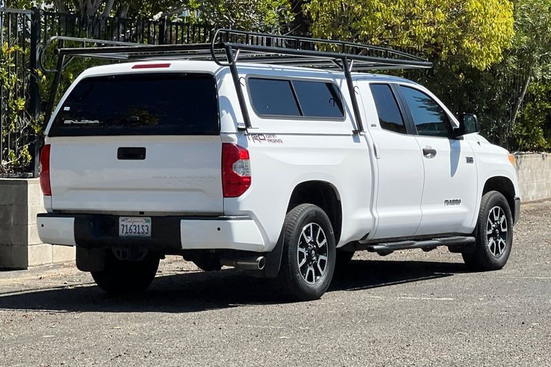 Toyota Tundra Vehicle Full-screen Gallery Image 03