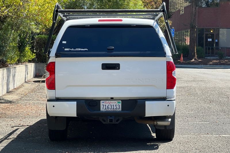 Toyota Tundra Vehicle Full-screen Gallery Image 04