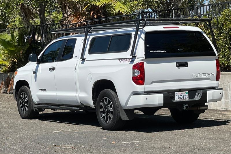 Toyota Tundra Vehicle Full-screen Gallery Image 05