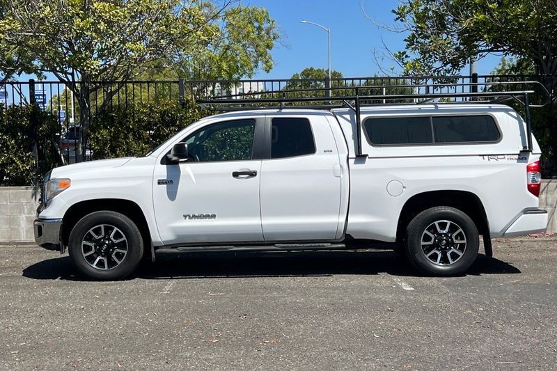 Toyota Tundra Vehicle Full-screen Gallery Image 06
