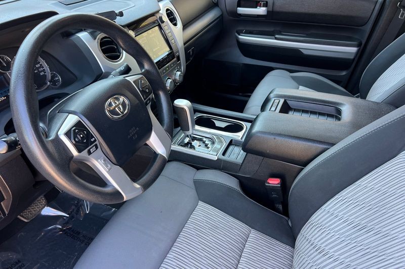Toyota Tundra Vehicle Full-screen Gallery Image 09