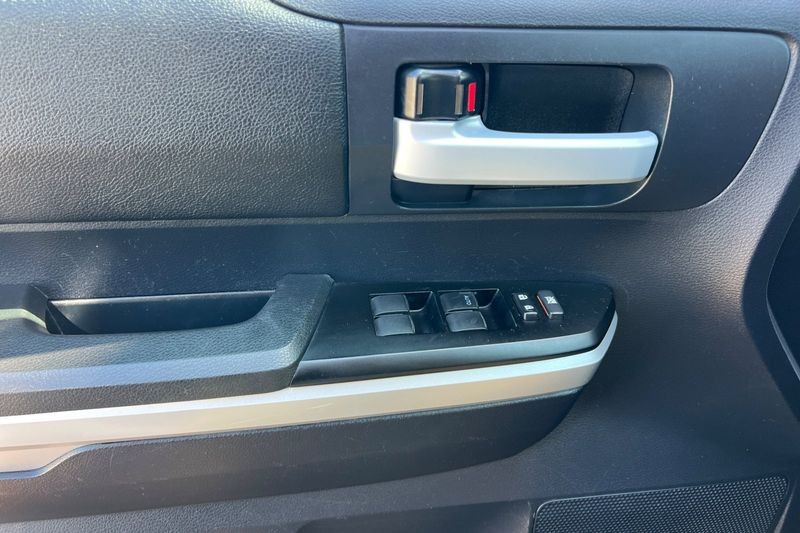 Toyota Tundra Vehicle Full-screen Gallery Image 10