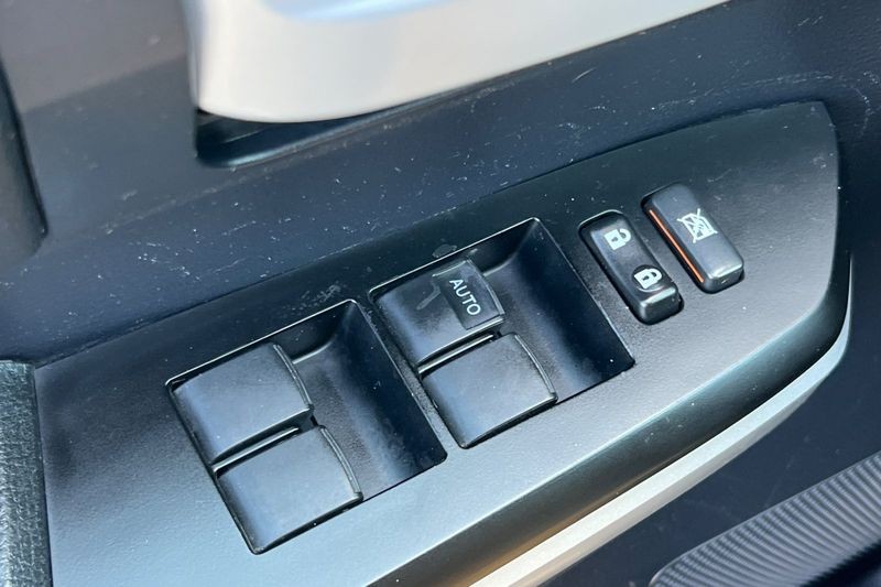 Toyota Tundra Vehicle Full-screen Gallery Image 11